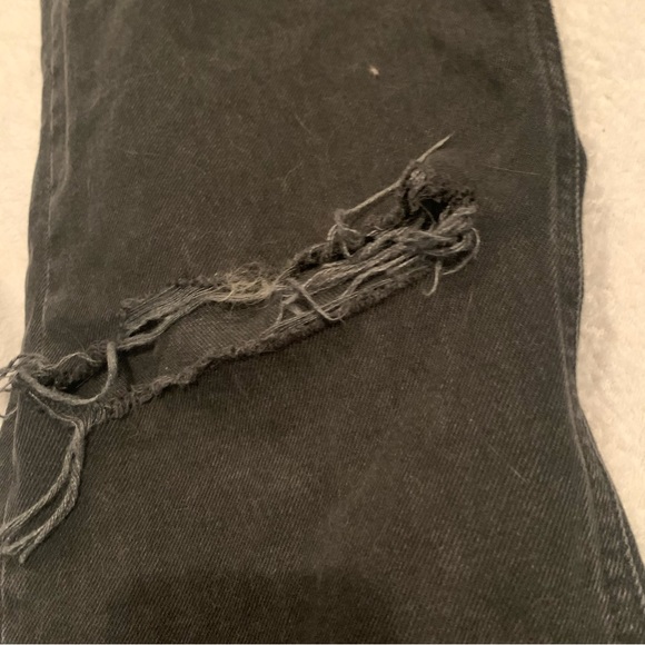 👖 Black H&M Mom Jeans with Cutout - Picture 4 of 4